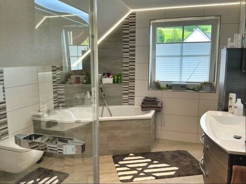 Bad mit Dusche und Wanne DG - 