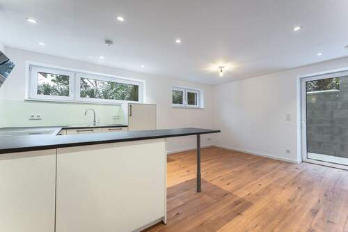 Blick vom Flur über die Küche in den Wohnbereich - 