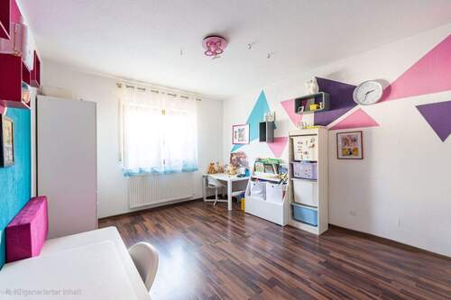 Kinderzimmer (KI bearbeitet, Reduzierung der Möbel und Gegenstände) - 