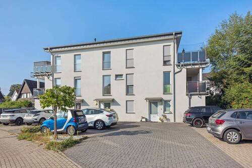Außenansicht und Parkplätze - 