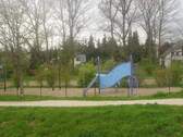 Spielplatz auf der anderen Kanalseite - 
