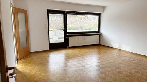 Großes, helles Wohnzimmer mit Zugang zum Balkon - 2 Zimmer Etagenwohnung zum Kaufen in Essen