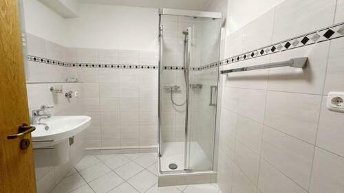 Modernes Badezimmer mit Dusche - 2 Zimmer Etagenwohnung in Essen