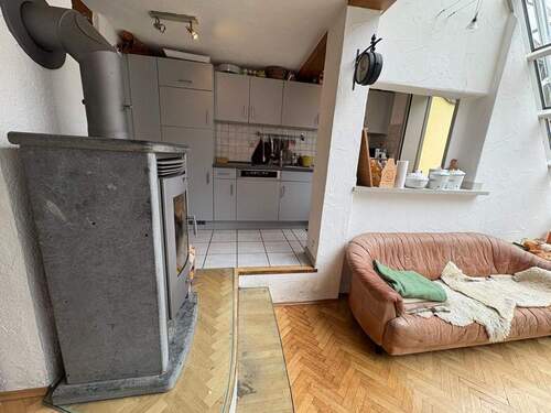 Wohnzimmer, der Holzofen macht eine gemütliche Atmosphäre - 