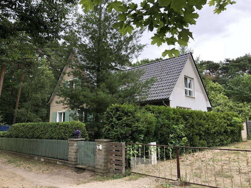 Straßenseite - Einfamilienhaus mit großem Garten und PV-Strom