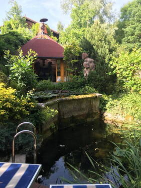 Schwimmteich und Pavillon - 