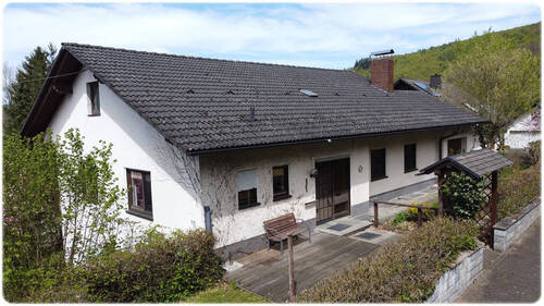 Bild1 - Freistehendes Einfamilienhaus mit Einliegerwohnung in naturnaher Ortsrandlage!