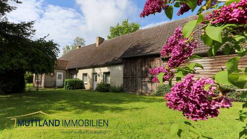 Hausansicht mit Scheune - 