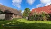 Hausansicht mit Scheune - 