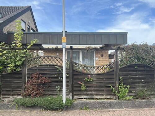 Blick auf Zaun/Terrasse - 2 Zimmer Bungalow in Bocholt