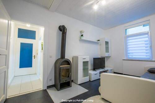 Wohnzimmer mit Kamin - 2 Zimmer Etagenwohnung zur Miete in Karlsruhe