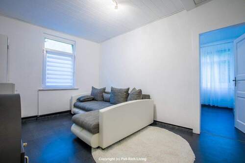 Wohnzimmer mit Ecksofa - 2 Zimmer Etagenwohnung in Karlsruhe