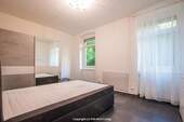 Schlafzimmer mit Kleiderschrank - 