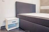 Boxspringbett mit Nachttisch - 