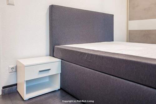 Boxspringbett mit Nachttisch - 