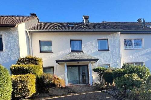 Frontansicht - Viel Platz für Familie und Zukunft - Reihenhaus mit Aufzug, Garten und Ausbaureserve