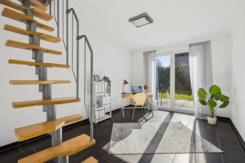 Arbeitszimmer mit Zugang zum DG - 