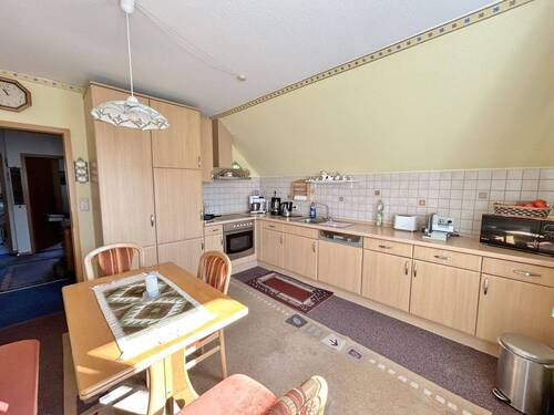 ...mit großer Einbauküche - 