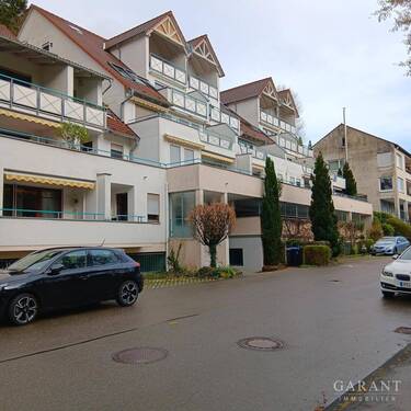 Hausansicht - Dachgeschoss-Wohnung mit Balkon und Terrasse