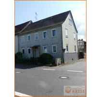 Doppelhaushälfte am Rande der Steinauer Innenstadt mit div. Nebengebäuden, Hoffläche, kleinem Garten - Steinau an der Straße