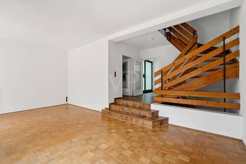 Treppenaufgang vom Wohn - und Essbereich - 