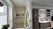 Dusche im Badezimmer - 