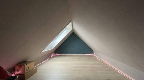 Spitzboden mit großen Fenstern - 