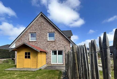 Gartensauna hinter Staketenzau - 