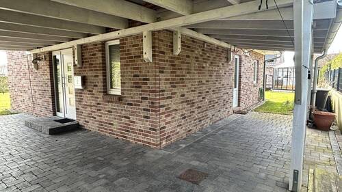 Carport geht bis hinters Haus - 