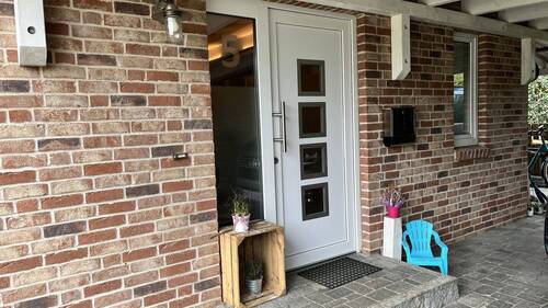 Haustür unter Carport - 5 Zimmer Einfamilienhaus in Fahrdorf
