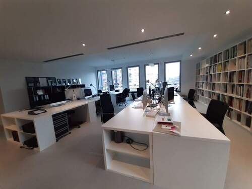 fester Schreibtisch im Open Space - Schöne Arbeitsplätze in ruhiger Agentur - All-in-Miete