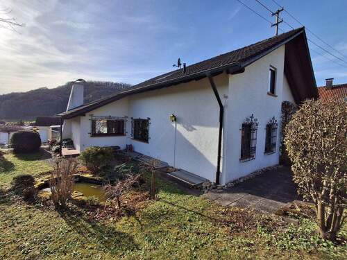 Hausansicht mit Teich - 6 Zimmer Einfamilienhaus in Schwäbisch Gmünd - Degenfeld