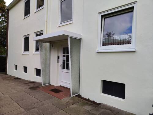 Hauseingang - 2 Zimmer Etagenwohnung zur Miete in Raisdorf