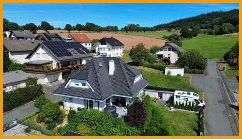 Seitenansicht auf das Objekt - 5 Zimmer Einfamilienhaus in Neukirchen