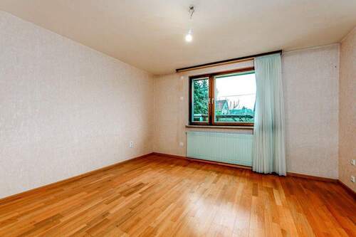 Schlafzimmer Einliegerwohnung EG - 9 Zimmer Einfamilienhaus in Karlsruhe