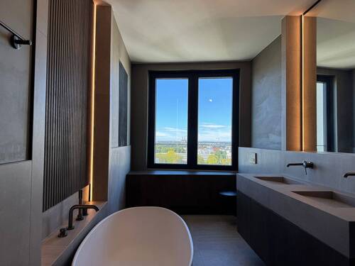 Badezimmer mit Ausblick auf die Alpen - 