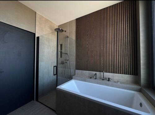 2. Badezimmer mit Wanne und Dusche - 