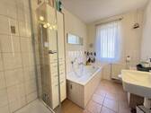 Helles Vollbad mit Fenster - 