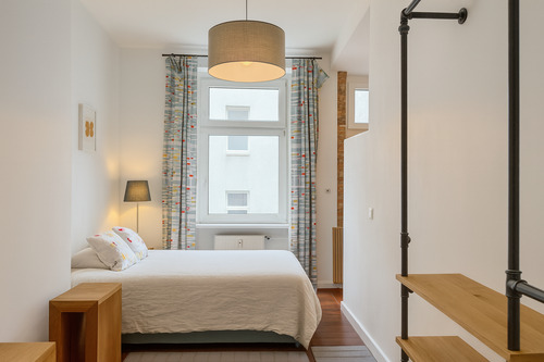 Schlafzimmer mit Dusche - 2 Zimmer Etagenwohnung in Berlin