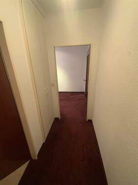 Eingangs-Flur mit Stauraum links - 