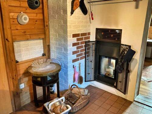 Kaminofen zwischen Küche und Wohnzimmer - 