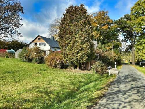 Blick von der Straße zum Haus - Einfamilienhaus mit 140,00 m² in Adorf zum Kaufen