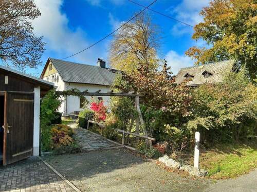 Einfahrt mit Garage, Haus und Scheune - 