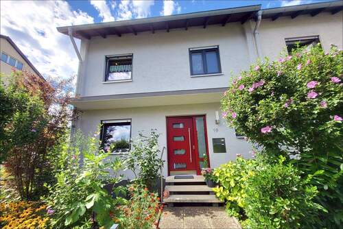 Gepflegte Vorderansicht des Hauses - Sehr gepflegtes REH mit vielen Möglichkeiten! Garage und Stellplatz!