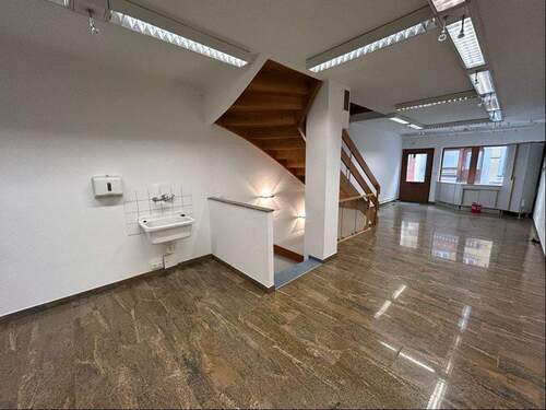 Geschäftsraum EG mit Treppe in den Keller - 6 Zimmer Mehrfamilienhaus, Wohnhaus in Rothenburg