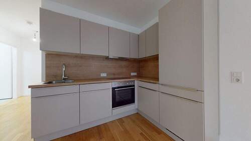 Küche mit Einbauküche - 2 Zimmer Etagenwohnung in Frankfurt am Main