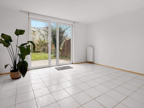 Wohnzimmer mit Terrassenzugang - 4 Zimmer Reihenmittelhaus zum Kaufen in Siegburg