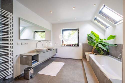 Badezimmer mit Badewanne und Dusche - 