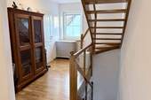 Treppenhaus und Flur im Obergeschoss - 