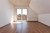 Eltern mit Zugang zum Balkon - 